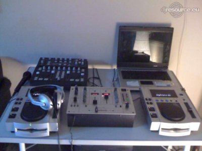 Our MEMBERS can Enlarge : Men dj set met laptop