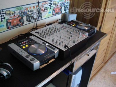 Enlarge : dj booth Enlarge : dj booth