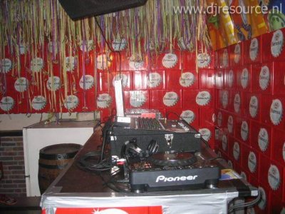 Booth: CDJ 1000 op dommelsch kratten
