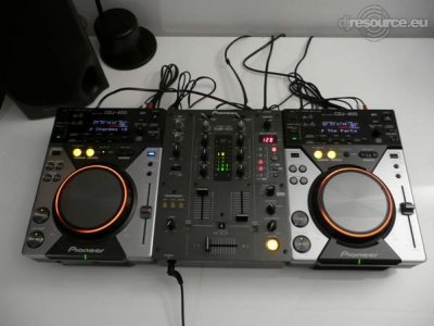 Enlarge : Pioneer's 400 booth