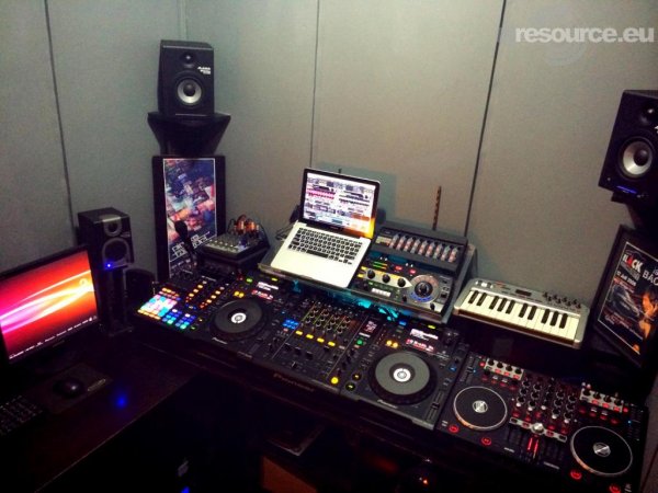 Our MEMBERS can Enlarge : pietrofarrdel DJ Booth