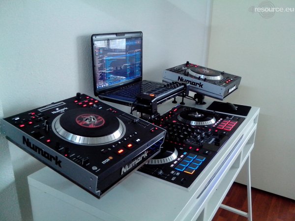 Our MEMBERS can Enlarge : D-One DJ Booth