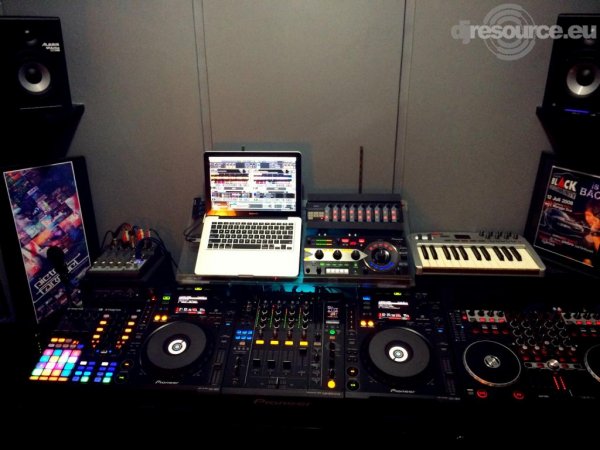 Our MEMBERS can Enlarge : pietrofarrdel DJ Booth