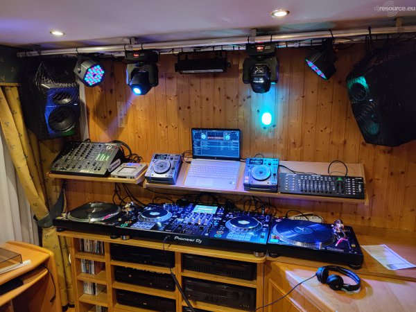 Our MEMBERS can Enlarge : Mariete DJ Booth