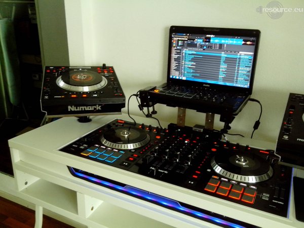 Our MEMBERS can Enlarge : D-One DJ Booth