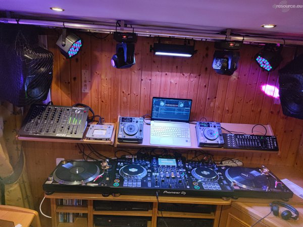 Our MEMBERS can Enlarge : Mariete DJ Booth