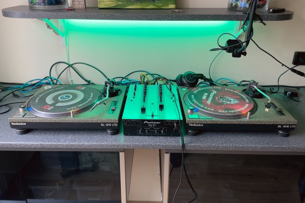 Our MEMBERS can Enlarge : Lead DJ Booth