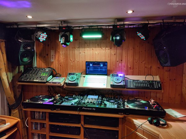 Our MEMBERS can Enlarge : Mariete DJ Booth