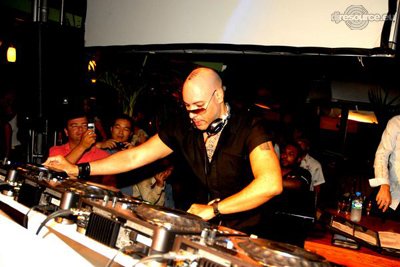 Roger Sanchez with 3 MK3's